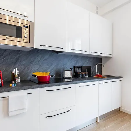 Prada & Bocconi - Cozy Studio, Fast Wifi, Tram Lägenhet *