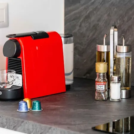 Prada & Bocconi - Cozy Studio, Fast Wifi, Tram Lägenhet *