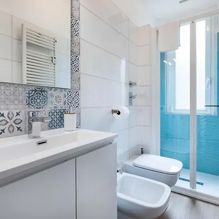 Prada & Bocconi - Cozy Studio, Fast Wifi, Tram Lägenhet